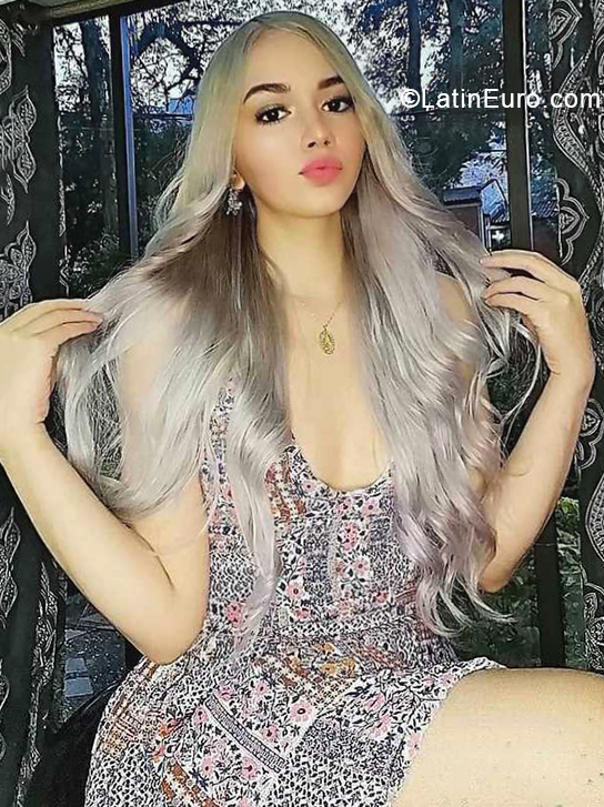 Date this voluptuous Colombia girl Daniela from Medellin CO28147
