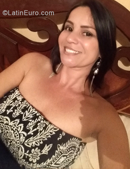 Date this good-looking Venezuela girl Karol from Barquisimeto VE3372