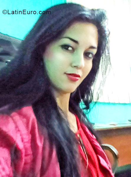 Date this athletic Cuba girl Veronica from Havana CU710