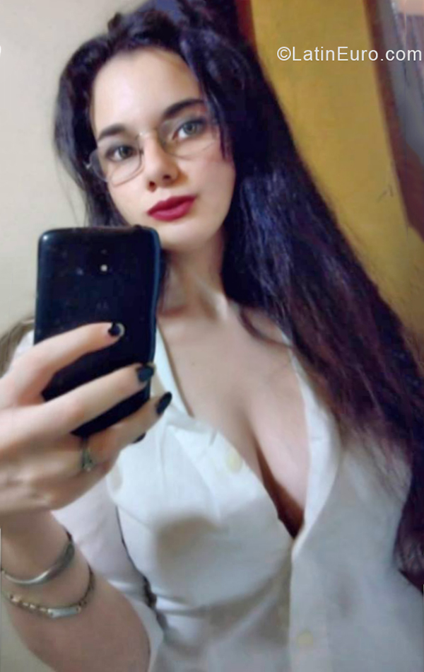 Date this hot Argentina girl Flor from Concordia AR490