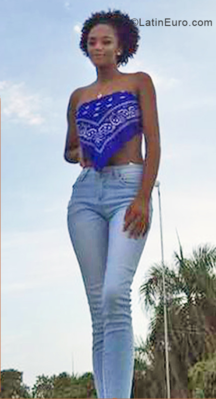Date this happy Dominican Republic girl Veruschka from Santo Domingo DO38556