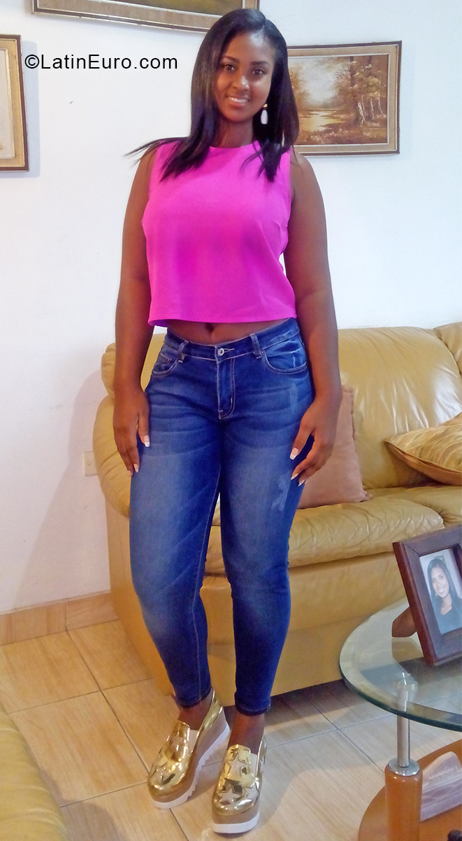 Date this happy Venezuela girl Narym from Valencia VE3392