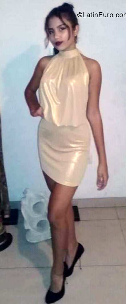 Date this hot Venezuela girl Vanessa from Valencia VE3407