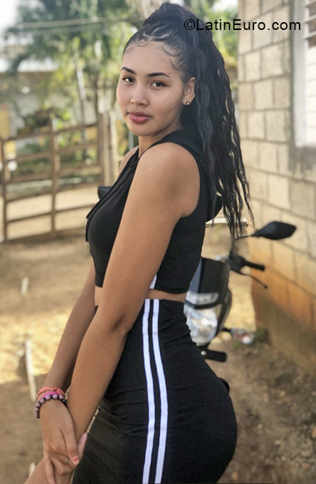 Date this hard body Dominican Republic girl Nicki from Santo Domingo DO38665