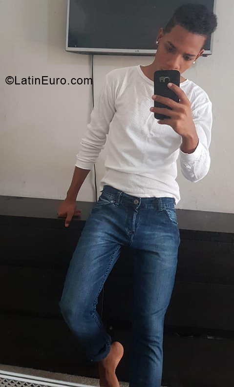Date this young Dominican Republic man Jean from Santo Domingo DO38675