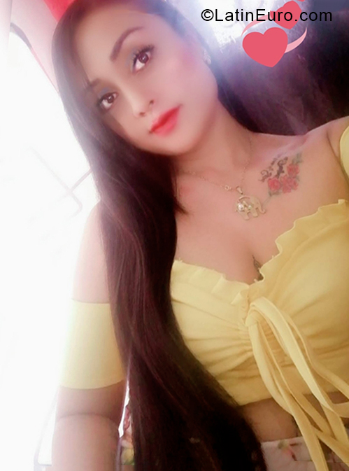 Date this voluptuous Colombia girl Claudia from Pereira CO28472