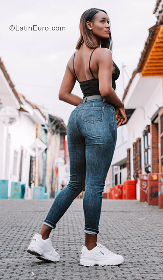 Date this voluptuous Colombia girl Daniela from Cali CO28502