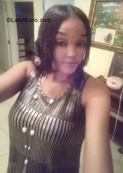 Date this fun Dominican Republic girl Laura from Santo Domingo DO38739