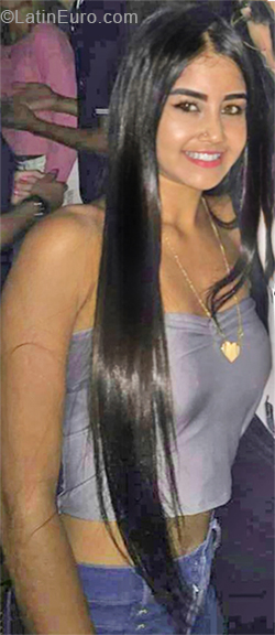 Date this pretty Venezuela girl Yaritza from Caracas VE3481
