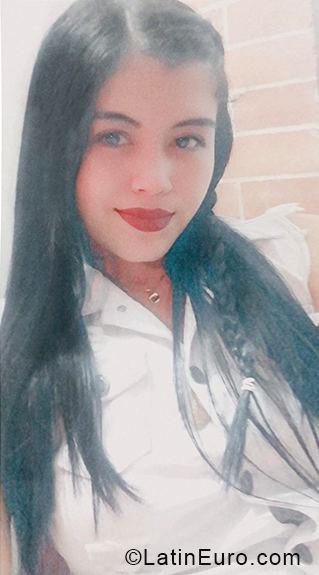 Date this happy Colombia girl Lorena from Bogota CO28565