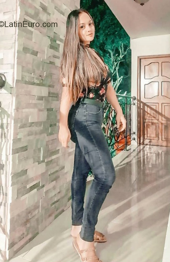 Date this happy Colombia girl Mayra from Barranquilla CO28596