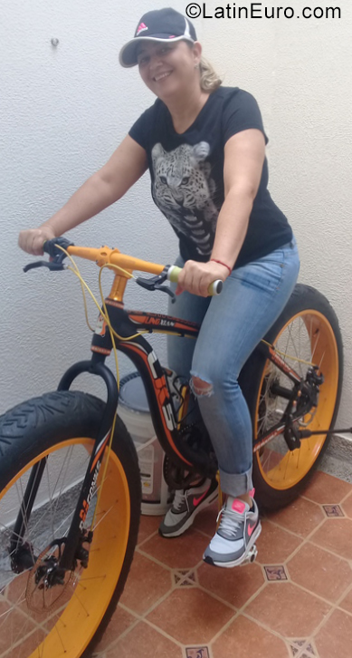 Date this attractive Colombia girl Maria from Pereira CO28752