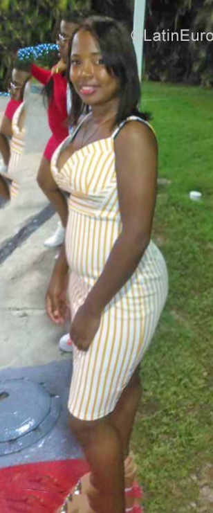 Date this happy Dominican Republic girl Karina from Santo Domingo DO38897