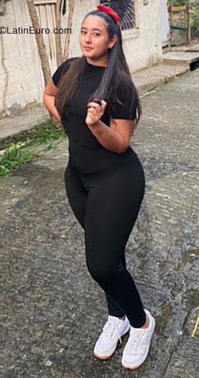 Date this athletic Colombia girl Valentina from Medellin CO28802