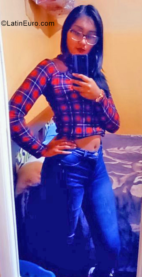 Date this voluptuous Ecuador girl Lizbeth from Quito EC683