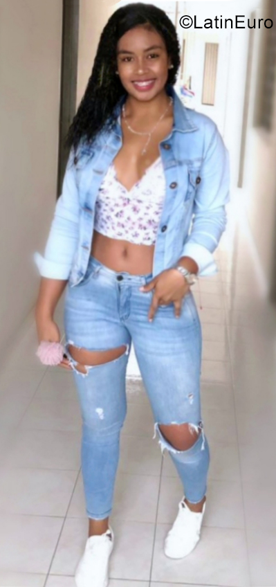 Date this attractive Colombia girl Alejandra from Cali CO29211