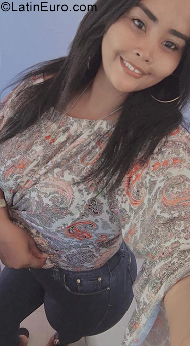 Date this nice looking Dominican Republic girl Paola from Maria Trinidad Sanchez DO39209