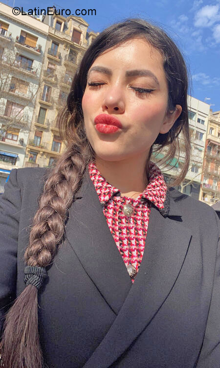Date this nice looking United Kingdom girl Kiara from London EN112