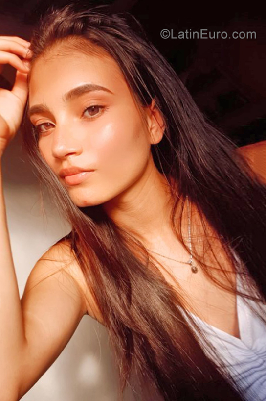 Date this nice looking Colombia girl Maryuri from Medellin CO29361