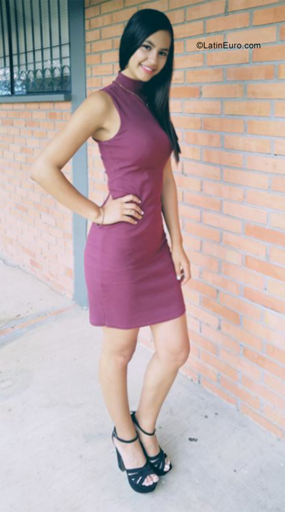 Date this beautiful Colombia girl Andrea from Bucaramanga CO29432