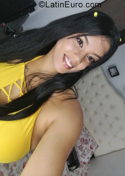 Date this attractive Colombia girl Melanie from Bucaramanga CO29454