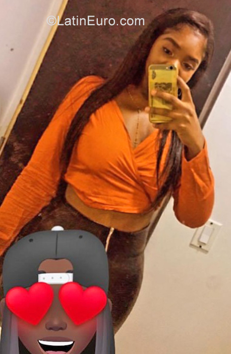 Date this happy Colombia girl Mayra from Bogota CO29460
