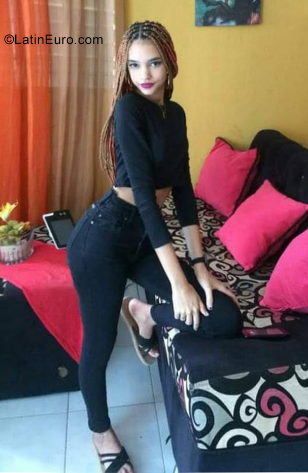 Date this delightful Dominican Republic girl Aivi from Santo Domingo DO39360