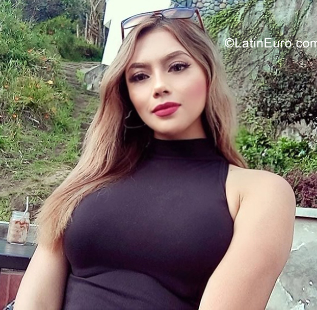 Date this hard body Ecuador girl Lucely from Quito EC904