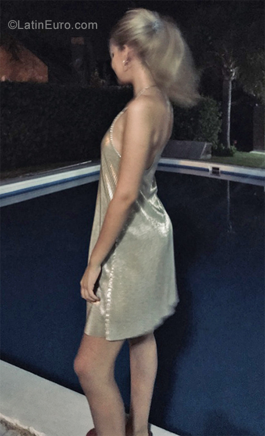 Date this athletic Argentina girl Martina from Buenos Aires AR676