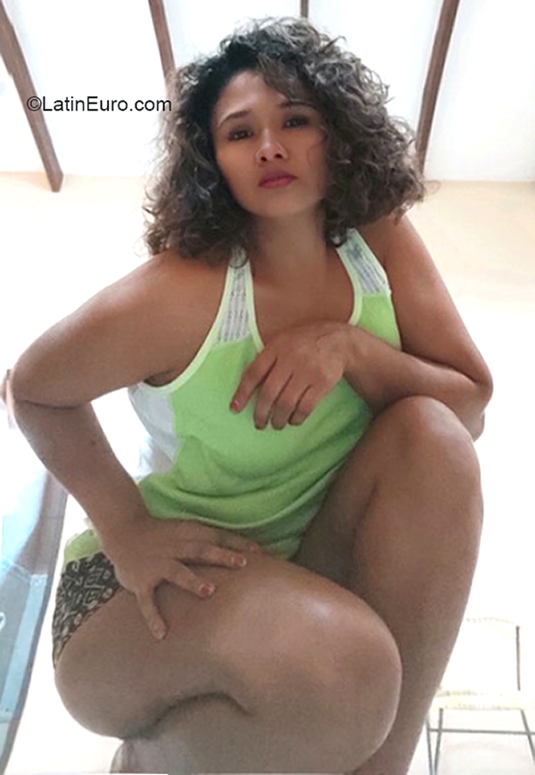 Date this charming Bolivia girl Gloria from Santa Cruz BO112