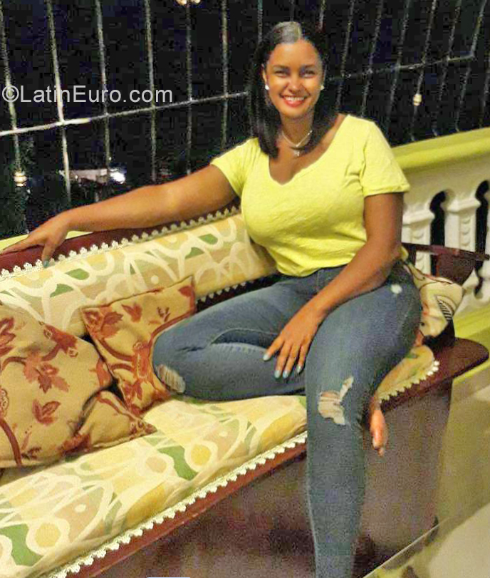 Date this good-looking Dominican Republic girl ANA from Cualquier Lugar DO39483