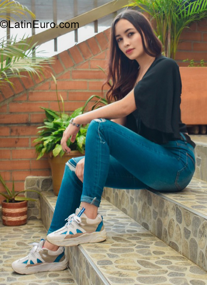Date this happy Colombia girl Elizabeth from Bogota CO30908