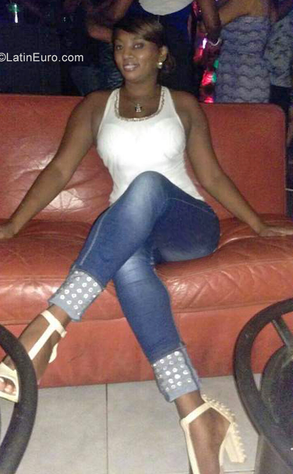 Date this attractive France girl Shanik from Paris FR327