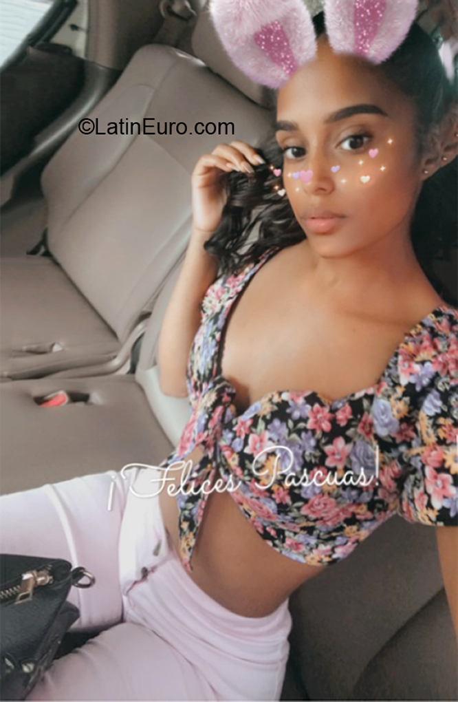 Date this hard body Dominican Republic girl Emely from Santiago DO39599