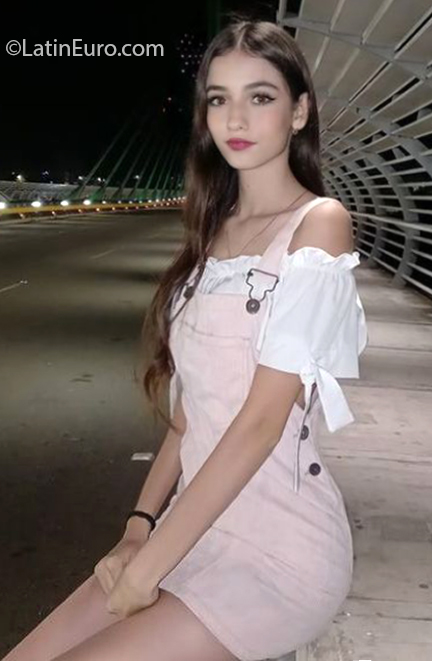 Date this young Colombia girl Daphne from Medellin CO29876