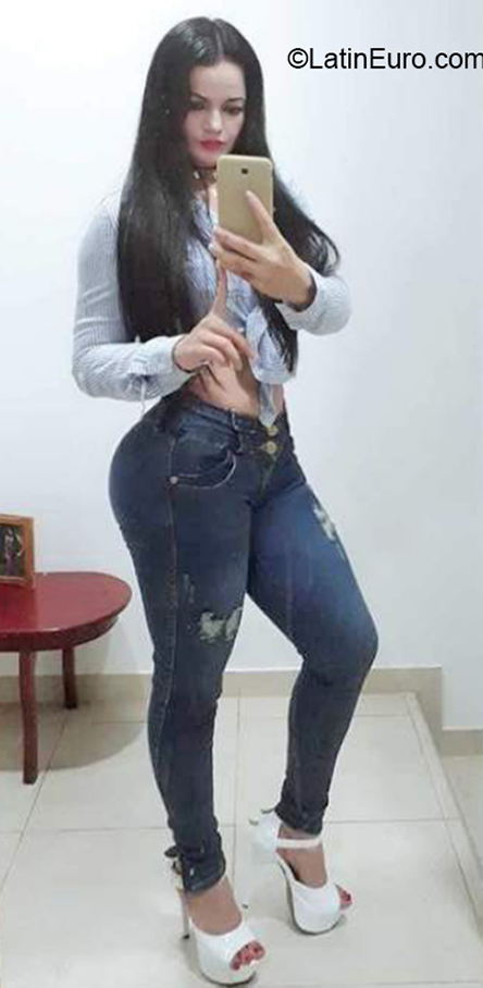 Date this beautiful Colombia girl Aura from Palmira CO30181
