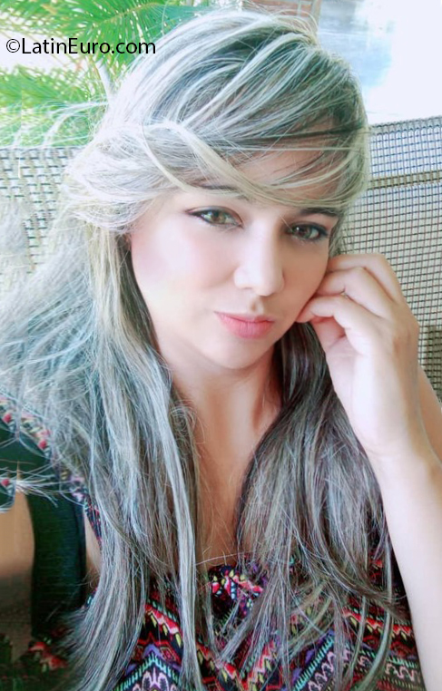 Date this charming Venezuela girl Johana from Valencia VE3978