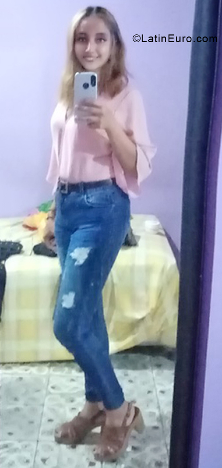Date this funny El Salvador girl Fatima from San Salvador SV166