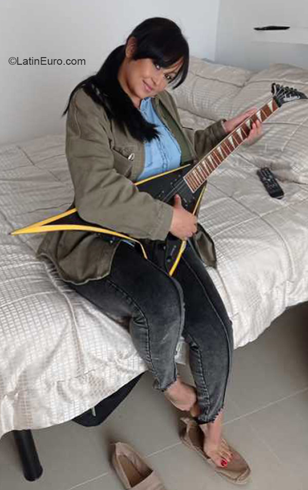 Date this attractive Spain girl Aura from Barcelona ES627