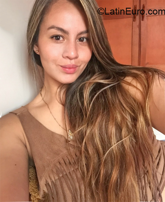 Date this attractive Colombia girl Daniela from Bogota CO30273