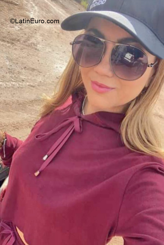 Date this funny Colombia girl Lorely from  CO30402