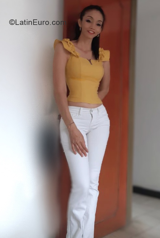 Date this delightful Colombia girl Yamile from Cali CO30474