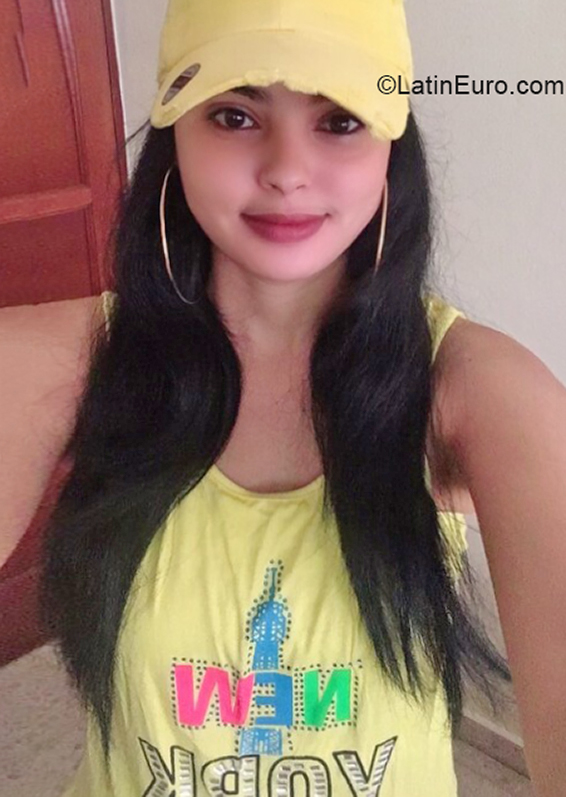 Date this sensual Dominican Republic girl Rosana from Bonao DO39977