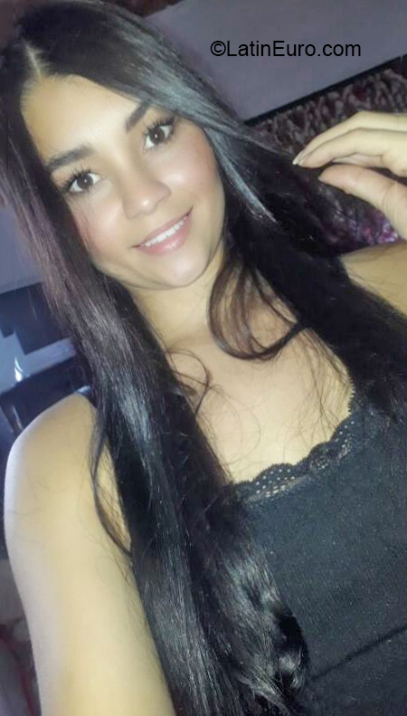 Date this attractive Colombia girl Paola from Pereira CO30516