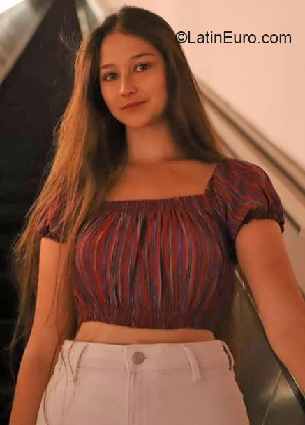 Date this gorgeous Ecuador girl Emilia from Quito EC828