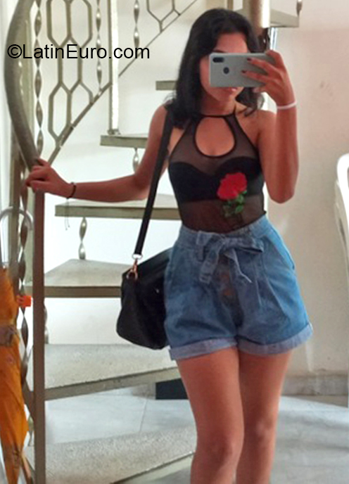Date this foxy Colombia girl Angie from Barranquilla CO30529