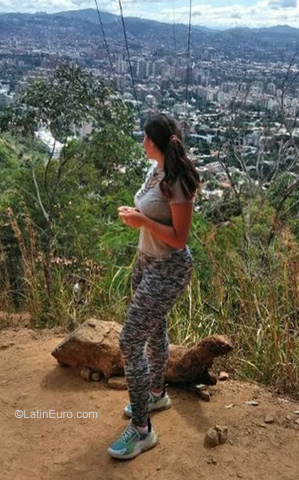 Date this good-looking Venezuela girl Angie from Caracas VE3995