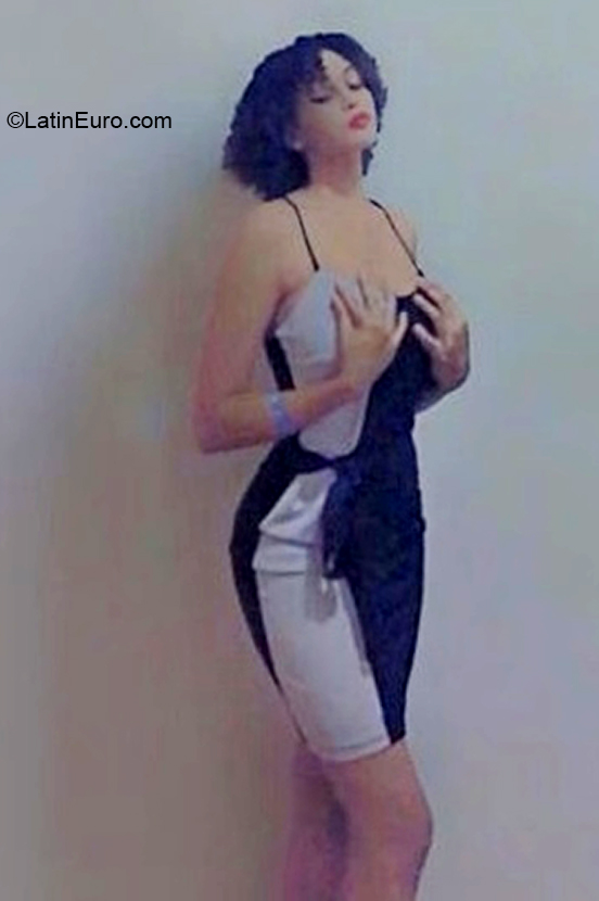 Date this voluptuous Dominican Republic girl Elianny from Santo Domingo DO39995