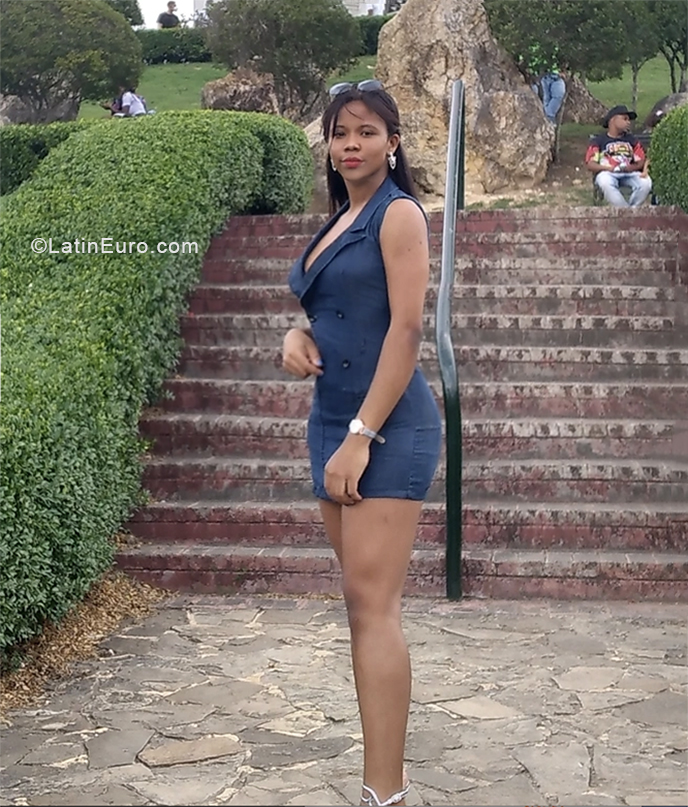 Date this delightful Dominican Republic girl Franciery from Santiago DO40040