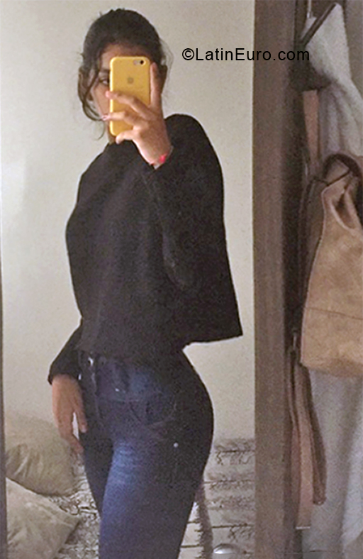 Date this delightful Colombia girl Natalia from Bogota CO30621